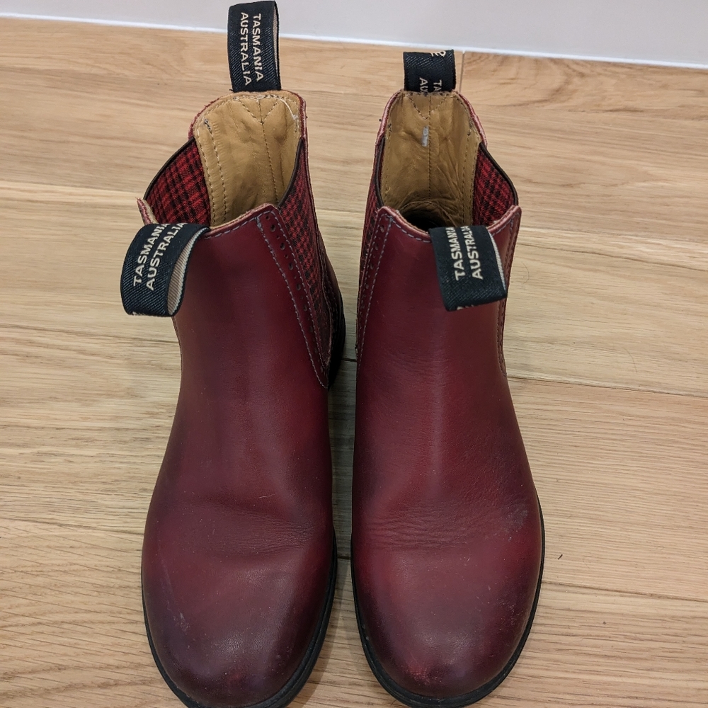 Red Blundstone Boots size 6 (3.5 aus)